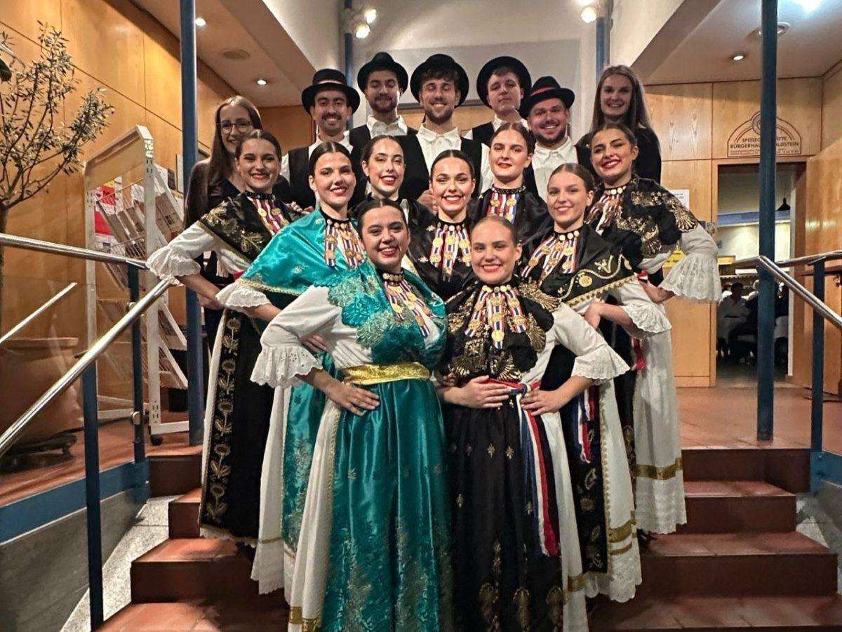 SLAVONSKA VEČER U FRANKFURTU: Slavonske lole, TS Mirakul i folkloraši iz Kelkheima oduševili nastupom u dvorani restorana Haus Goldstein Folklorni sastav HKM iz Kelkheima / Foto: Fenix (SIM)
