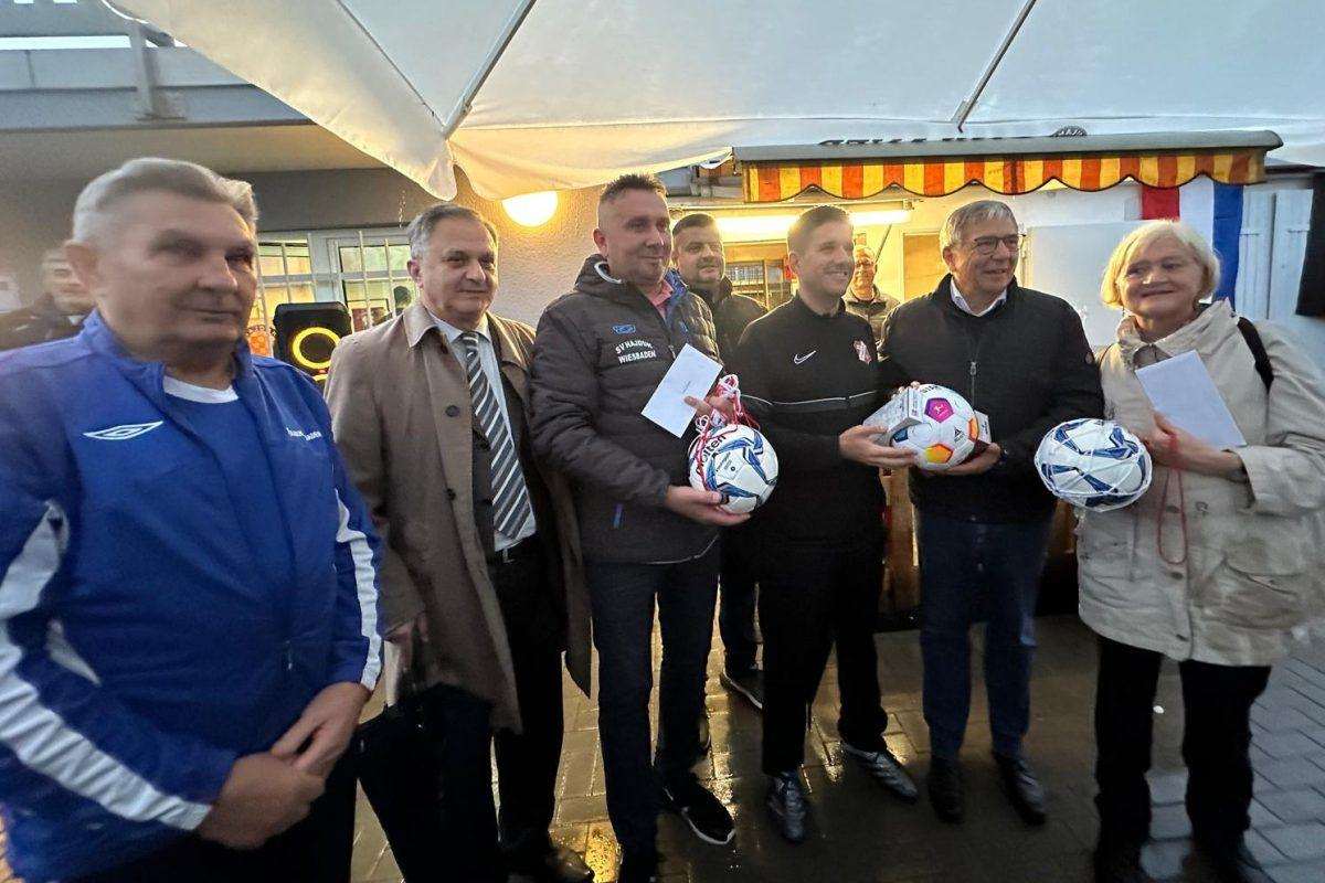 PRIMOPREDAJA U WIESBADENU: SV Hajduk Wiesbaden dobio preuređeno igralište s umjetnom travom Gradonačelnik Wiesbadena Gert Uwe-Mende sa predstavnicima klubova Hajduk Wiesbaden i Kloppenheim Wiesbaden / Foto: Fenix (SIM)