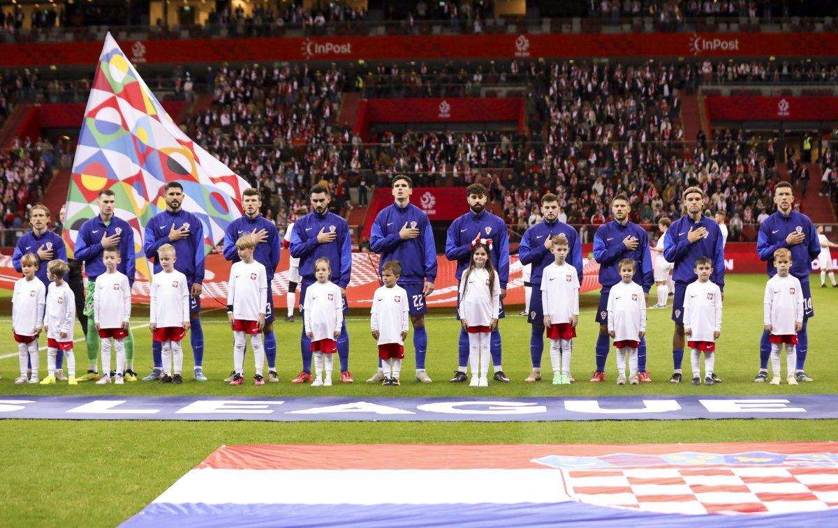LUDA UTAKMICA U VARŠAVI: Hrvatska s 10 igrača osvojila bod, Livakoviću sporni crveni karton Hrvatski reprezentativci prilikom izvođenja hrvatske himne / Foto: Hina