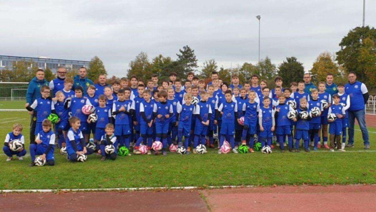 NOGOMETNI KAMP DINAMA U NJEMAČKOJ: Oko 80 djevojčica i dječaka u Heusenstammu kod Frankfurta uče nogometne vještine od Dinamovih trenera Kamp Dinama u Heusenstammu / Foto: Fenix (GNK Dinamo)