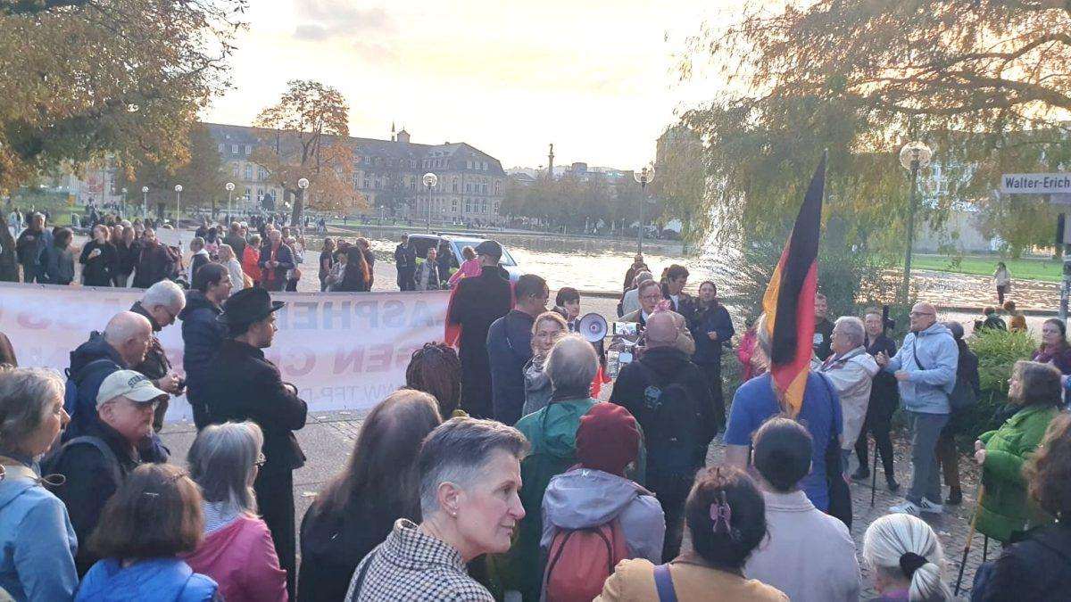 NAŠ IZBOR! Treba li prihvatiti vrijednosti ljudi koji uporno žele ukloniti Boga? Miran prosvjed vjernika ispred zgrade Opere u Stuttgartu s jasnom porukom u obrani vjere i vjerskih vrijednosti / Foto: Fenix (I. Šarac)