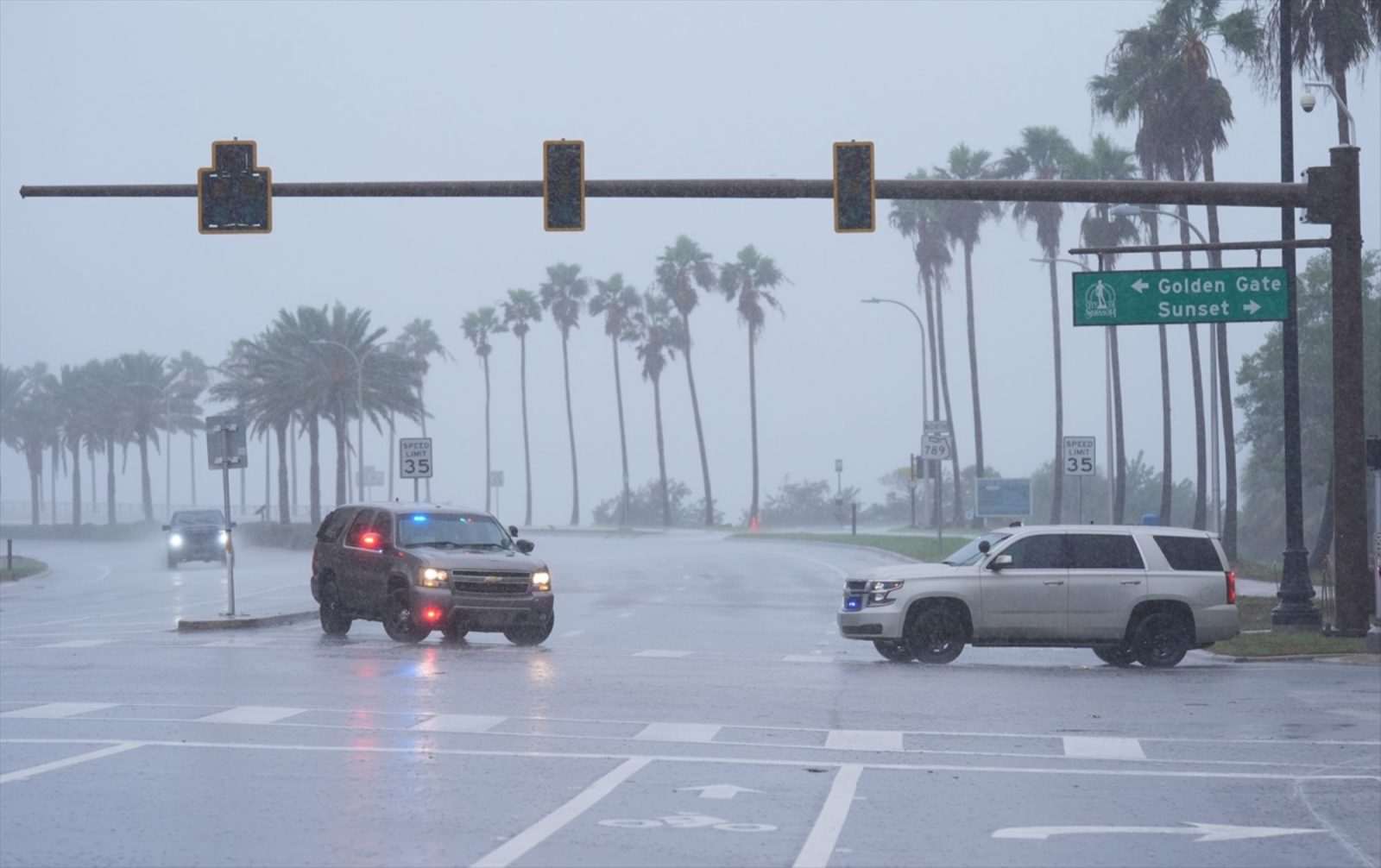 URAGAN MILTON STIGAO NA FLORIDU: Bujične poplave i razorni vjetrovi brzine 200 km/h prouzročili „više smrtnih slučajeva" u okrugu St. Lucie - bez struje više od milijun ljudi Uragan Milton bi mogao postati "oluja stoljeća" / Foto: Anadolu