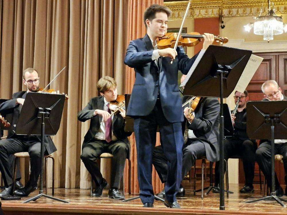 “GLAZBENA POSLASTICA” ZA DVOSTRUKU OBLJETNICU: Violinist Luka Ljubas i Zagrebački solisti očarali publiku u bečkom Musikvereinu Zagrebački solisti i Luka Ljubas / Foto: Fenix (S.Herek)