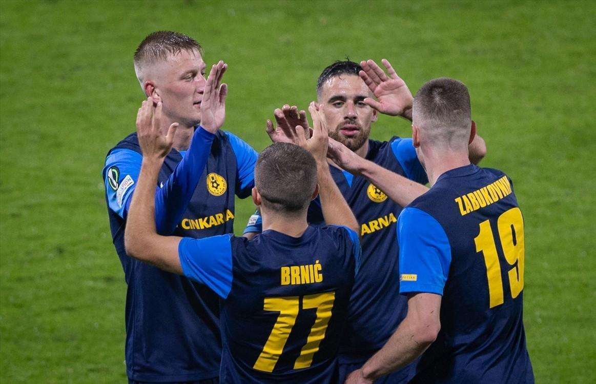 REZULTATI EUROPSKE I KONFERENCIJSKE LIGE: Remi Fenera i ManU-a, Porto bolji od Hoffenheima, Eintracht s 1:0 savladao Rigas, Chelsea u Ateni s 4:1 pregazio Panathinaikos, Celje s 5:1 pobijedilo Istanbul Detalj s utakmice Celje - Basaksehir Istanbul / Foto: Anadolu