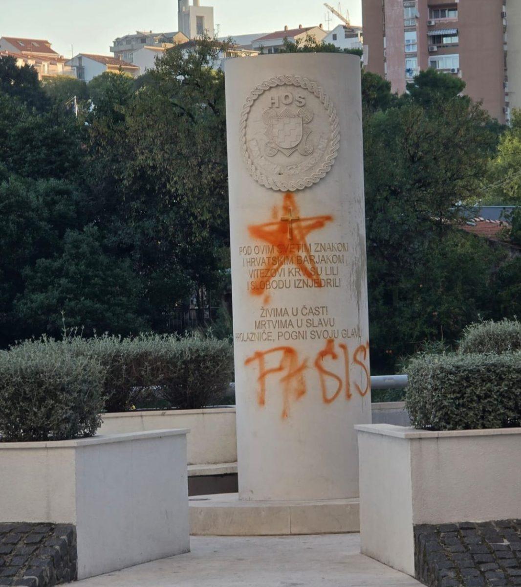 SPLIT: HOS-ov spomenik išaran natpisom "fašisti" i petokrakom HOS-ov spomenik u Splitu na meti vandala/ Foto: Hina