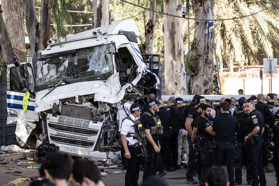 CIVIL NEUTRALIZIRAO VOZAČA: Jedan mrtav, 40 ozlijeđenih u naletu kamiona na autobusnu postaju kod Tel Aviva Kamion udario u autobusku stanicu u blizini Tel Aviva / Foto: Anadolu