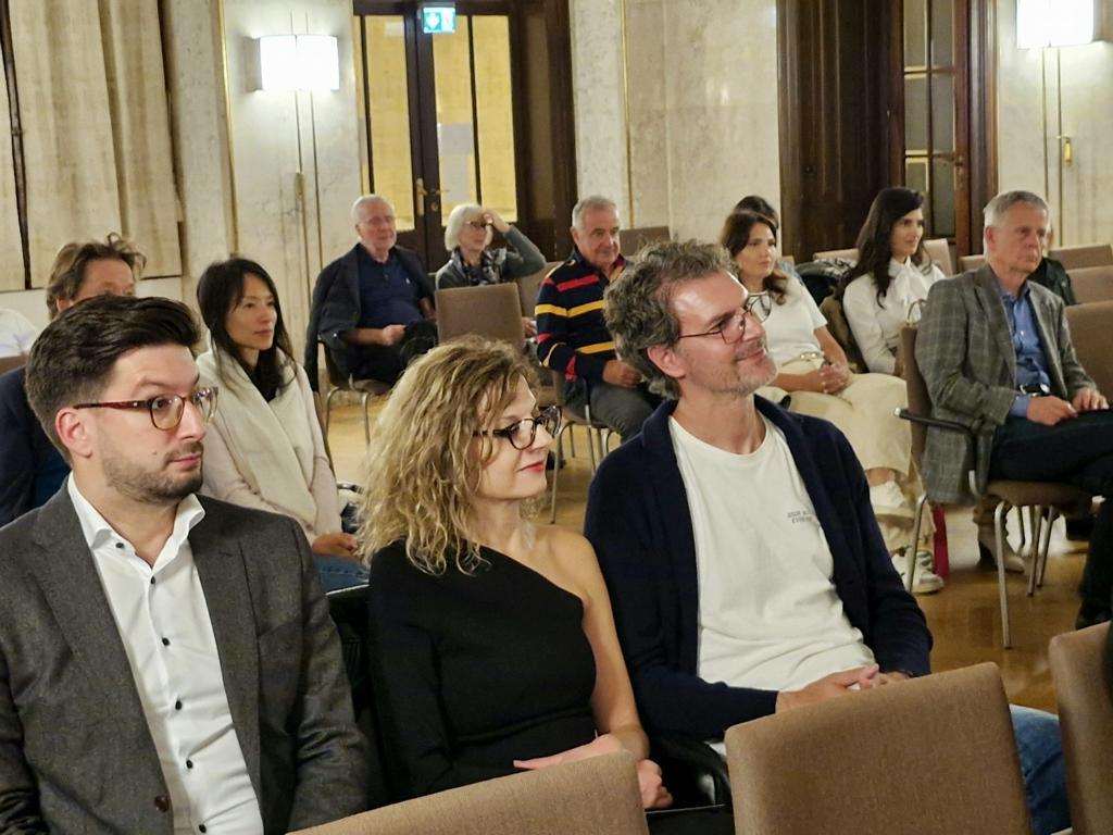20. JUBILARNI FESTIVAL HRVATSKE GLAZBE: Samoborski klavirski trio dojmljivo predstavio Papandopulovog Orlanda Bečanima Publika- organizator J. Nalis (prvi s desna)