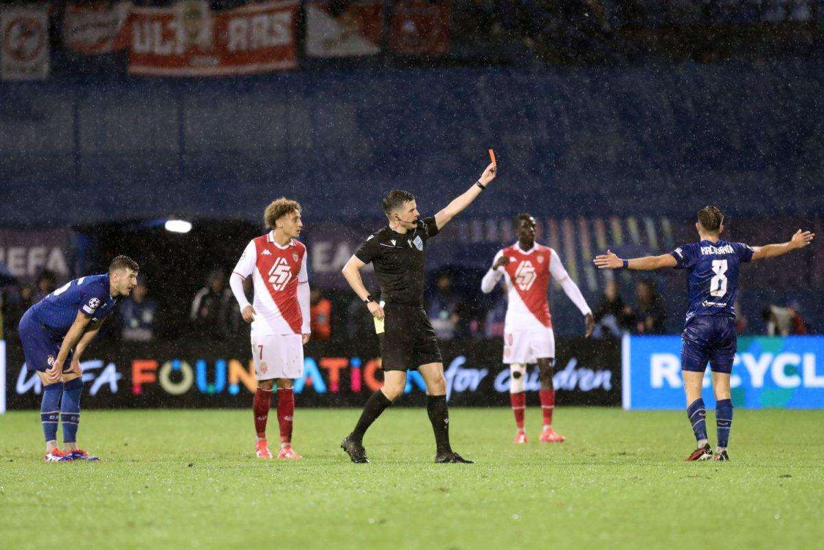 PREMDA SU OSVOJILI SAMO BOD: Nenad Bjelica čestitao igračima Dinama na pobjedi - evo i zašto Njemački sudac Harm Osmers pokazuje crveni karton Nenadu Bjelici / Foto: Hina