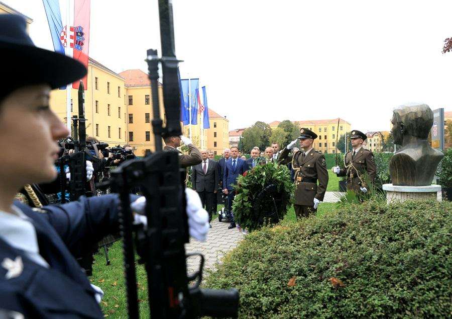 NA DANAŠNJI DAN PRISJEĆAMO SE HEROJA: Blago Zadro je dao sve za Hrvatsku i Vukovar Polaganje vijenca povodom 33. godišnjice pogibije Blage Zadre / Foto: Hina