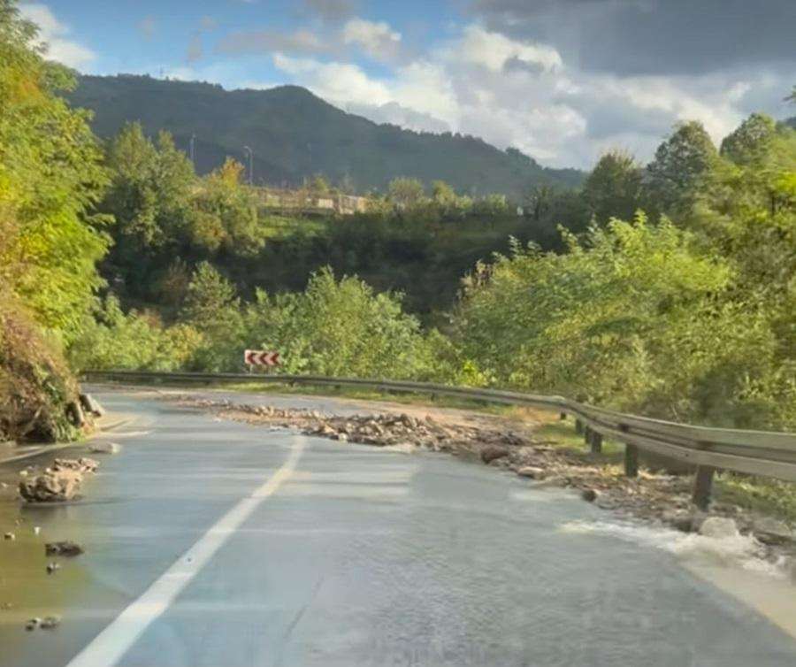 (VIDEO/FOTO)POPLAVE U BiH NAPRAVILE KATASTROFU, JABLANICU POGODIO I POTRES: Bujica odnijela 20-ak automobila, cestovne, telefonske i internetske veze su u prekidu, ugroženi ljudski životi, nastava prekinuta Jablanica odsječena od svijeta / Foto:Fenix (Daniela Škegro)