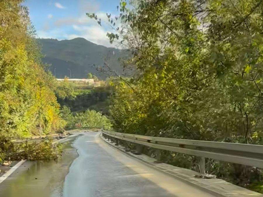 (VIDEO/FOTO)POPLAVE U BiH NAPRAVILE KATASTROFU, JABLANICU POGODIO I POTRES: Bujica odnijela 20-ak automobila, cestovne, telefonske i internetske veze su u prekidu, ugroženi ljudski životi, nastava prekinuta Jablanica odsječena od svijeta / Foto:Fenix (Daniela Škegro)