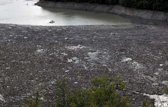 (FOTO)KATASTROFALNI PRIZORI IZ HERCEGOVINE: Velika količina smeća u Jablaničkom jezeru, traga se za još dvije osobe Velika količina smeća u Jablaničkom jezeru / Foto: Anadolu