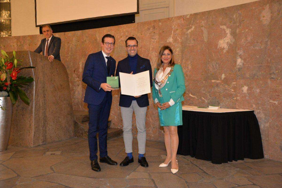 FRANKFURT/M: Boris Markić iz Hofheima među 20 dobitnika primio Nagradu grada Frankfurta za 2024. Boris Markić (u sredini) prima nagradu i priznanje / Foto: Fenix (SIM)