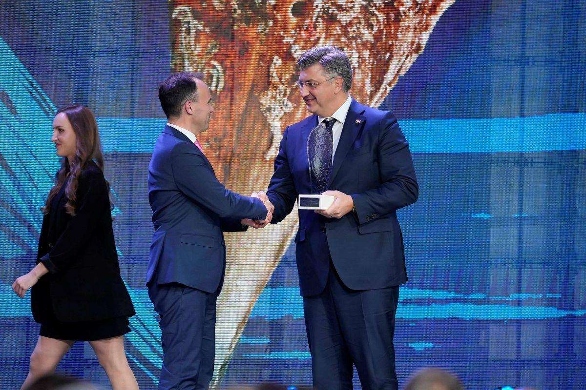 DANI HRVATSKOG TURIZMA U OPATIJI: Poreč šampion, premijer Plenković i predstavnici turističkog sektora pozvali na umjerenost cijena i priuštivosti Jadrana za domaće turiste Premijer Andrej Plenković uručuje nagradu na Danima hrvatskog turizma 2024. / Foto: HTZ