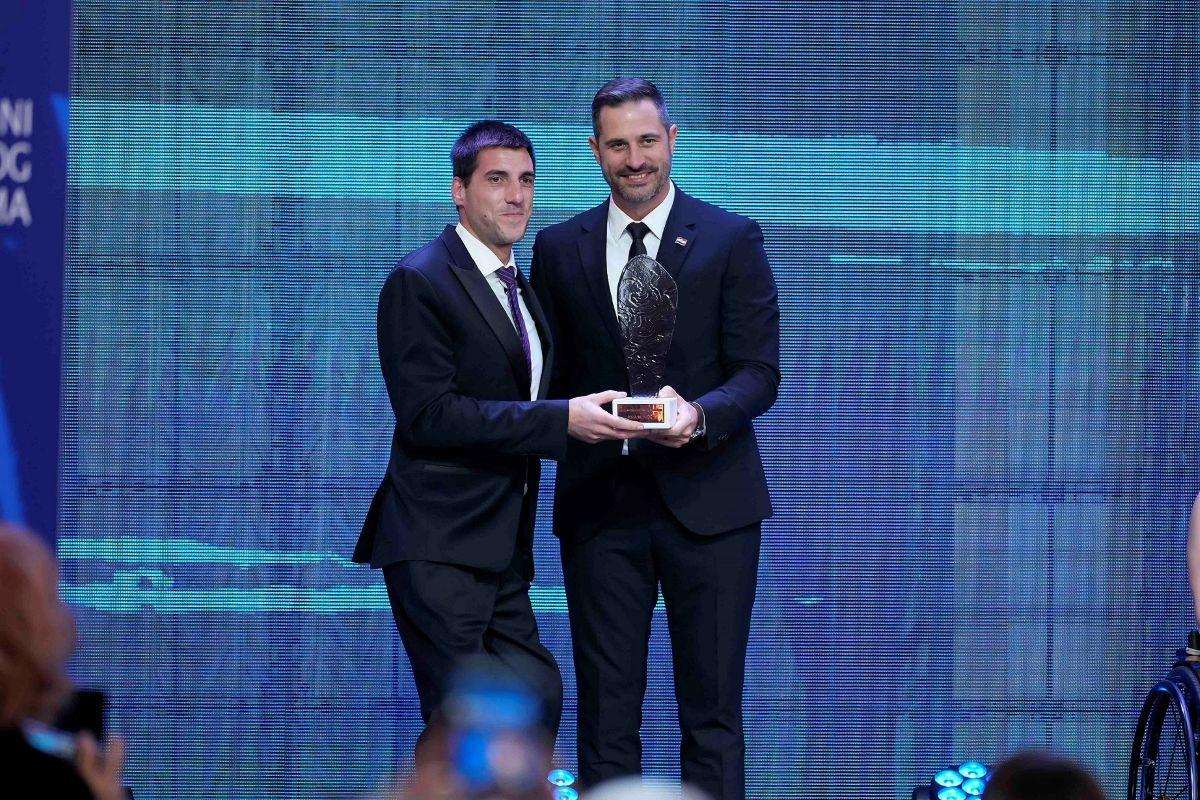 DANI HRVATSKOG TURIZMA U OPATIJI: Poreč šampion, premijer Plenković i predstavnici turističkog sektora pozvali na umjerenost cijena i priuštivosti Jadrana za domaće turiste Ministar Tonči Glavanina uručuje nagradu na Danima hrvatskog turizma 2024. / Foto: HTZ