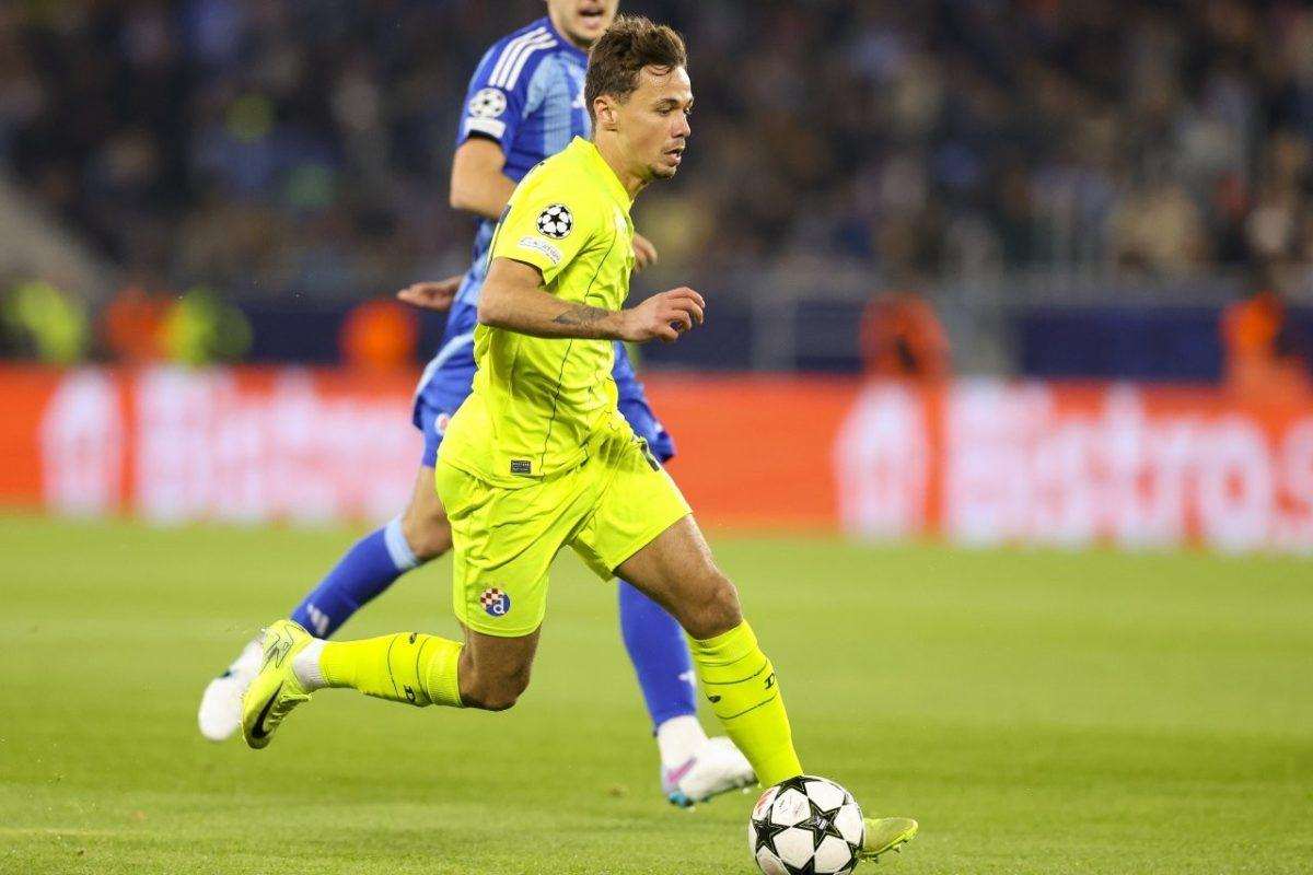 DINAMO PREGAZIO SLOVAN: Modra momčad u Bratislavi upisala veliku 4:1 pobjedu u Ligi prvaka Dario Špikić s loptom / Foto: Hina