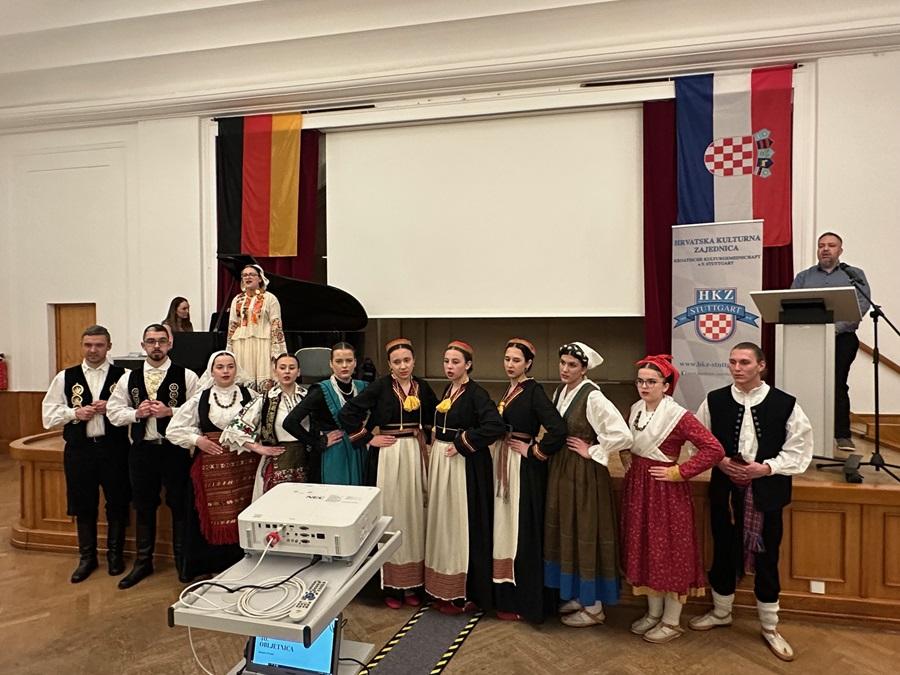 40 GODINA HKZ STUTTGART: Zrinko Jurić dirljivim riječima govorio o borbi za hrvatski identitet u Njemačkoj Kulturni dio programa 40. obljetnice / Foto: Fenix (SIM)