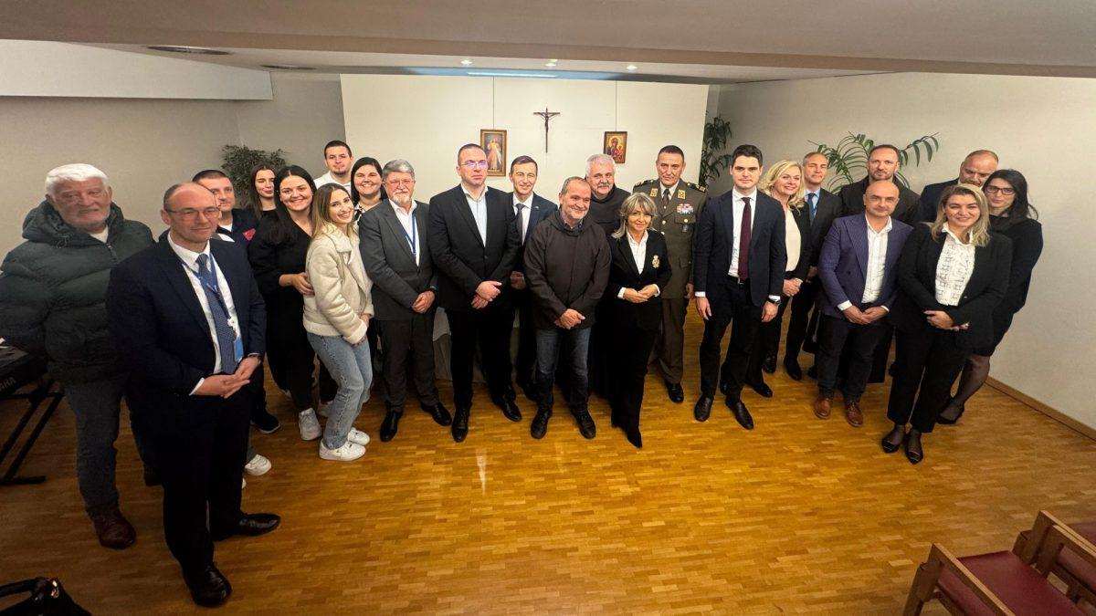 NE ZABORAVLJAMO: Obilježavanje Dana sjećanja na žrtvu Vukovara i Škabrnje u Europskom parlamentu u Bruxellesu Zajednička fotografija nakon sv, mise u Bruxellesu kojom je obilježen Dan sjećanja na žrtve Domovinskog rata te Dan sjećanja na žrtvu Vukovara i Škabrnje / Foto: Fenix (Klub EPP)