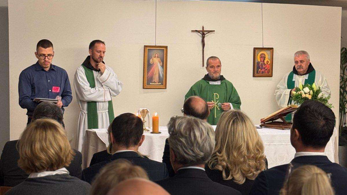NE ZABORAVLJAMO: Obilježavanje Dana sjećanja na žrtvu Vukovara i Škabrnje u Europskom parlamentu u Bruxellesu Služena sv. misa u Bruxellesu kojom je obilježen Dan sjećanja na žrtve Domovinskog rata te Dan sjećanja na žrtvu Vukovara i Škabrnje / Foto: Fenix (Klub EPP)