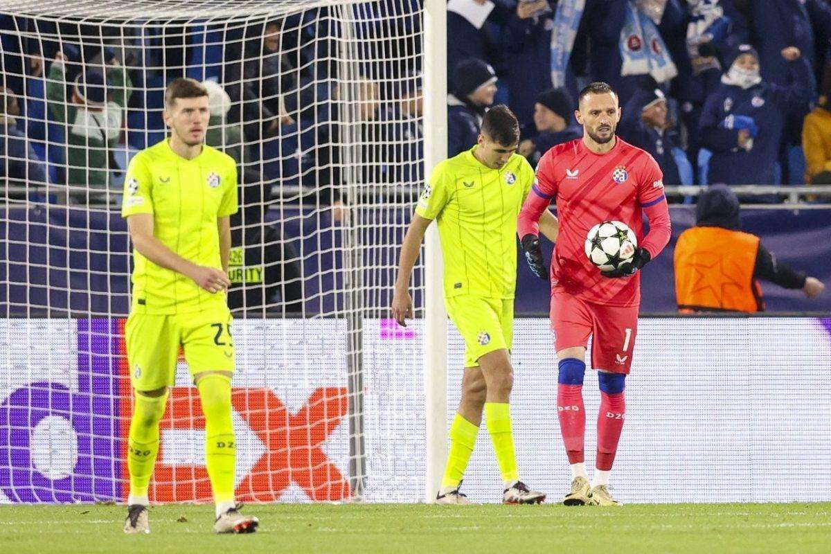 DINAMO PREGAZIO SLOVAN: Modra momčad u Bratislavi upisala veliku 4:1 pobjedu u Ligi prvaka Petar Sučić, Raul Torente i vratar Dinama Danijel Zagorac / Foto: Hina