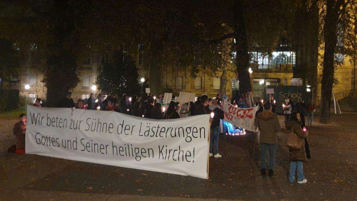 BLASFEMIČNA OPERA “SANCTA” U STUTTGARTU: “Svjedočiti vjeru - Kršćanstvo na kušnji” Skupina prosvjednika s transparentom na njemačkom jeziku u Stuttgartu / Foto: Fenix (Ivan Šarac)