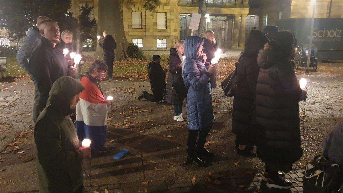 BLASFEMIČNA OPERA “SANCTA” U STUTTGARTU: “Svjedočiti vjeru - Kršćanstvo na kušnji” Skupina prosvjednika s hrvatskom zastavom u Stuttgartu / Foto: Fenix (Ivan Šarac)