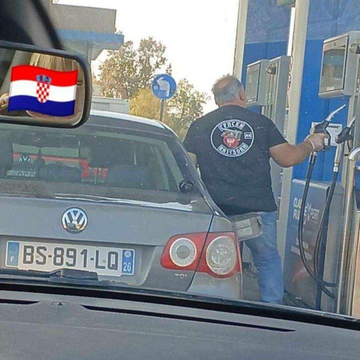 OGORČENA ČITATELJICA: Moj brat je dao život za Hrvatsku, a oni bez straha nose četničke oznake u našoj domovini Crna majica sa četničkim znakom i ćiriličnim natpisom "Srpski vitezovi" na benzinskoj postaju od Babine Grede / Foto: Fenix (R.R.)