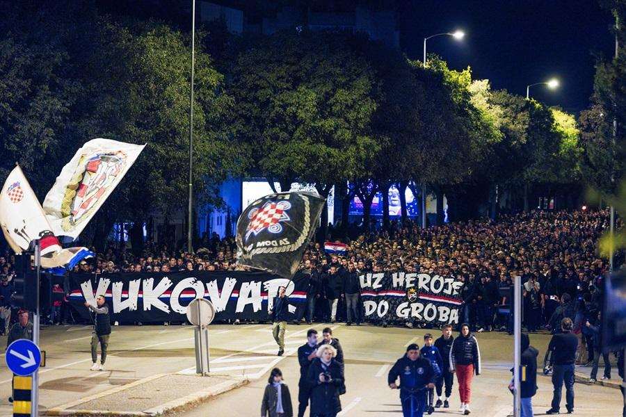 "GORI NA BRANIKU SVOJE HRVATSKE": Torcidin mimohod u Splitu za žrtve Vukovara i Škabrnje Mimohod za Vukovar i Škabrnju /Foto: Hina