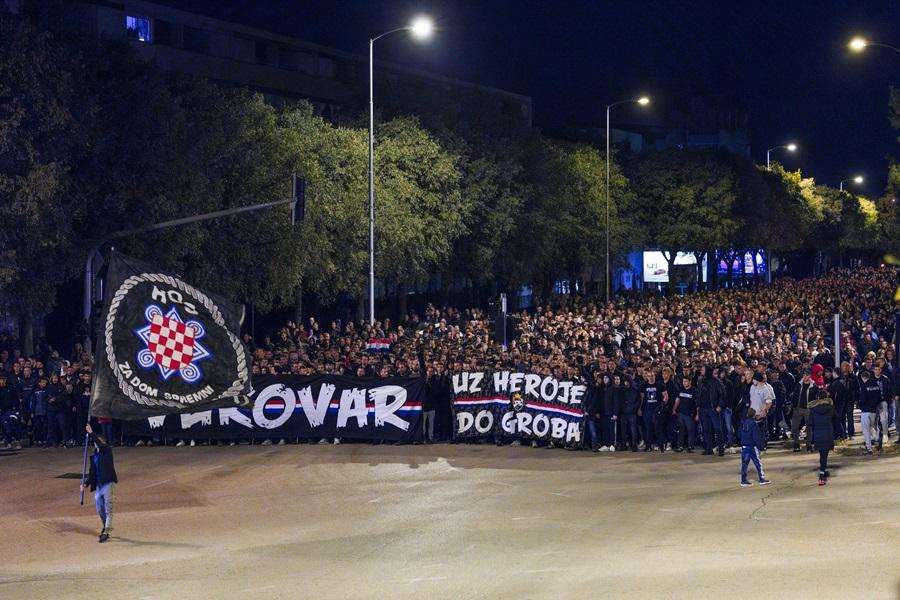 "GORI NA BRANIKU SVOJE HRVATSKE": Torcidin mimohod u Splitu za žrtve Vukovara i Škabrnje Mimohod za Vukovar i Škabrnju /Foto: Hina