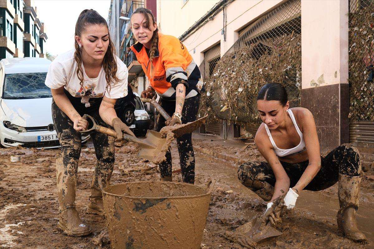 "NAJVEĆA PRIRODNA KATASTROFA U NOVIJOJ POVIJESTI ŠPANJOLSKE": Najmanje 211 tijela pronađeno u katastrofalnim poplavama u Valenciji Raščišćavanje posljedica poplava u Valenciji / Foto: Anadolu