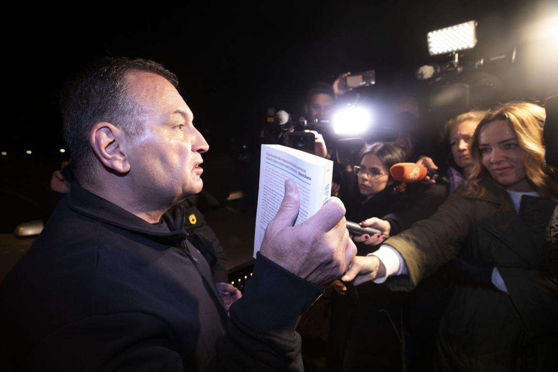 (FOTO) BEROŠ PUŠTEN IZ ISTRAŽNOG ZATVORA: Ponavlja da je nevin i da će to dokazati na sudu Izlazak bivšeg ministra zdravstva iz zatvora u Remetincu/ Foto: Hina