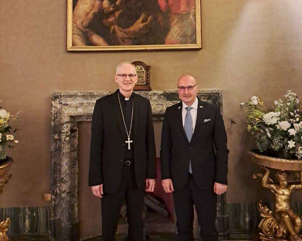 REORGANIZACIJA RIMSKE KURIJE: Papa imenovao nadbiskupa Petra Rajiča prefektom Papinskog doma Nadbiskup Petar Rajič i ministar Gordan Grlić Radman / Foto: FB/GGR