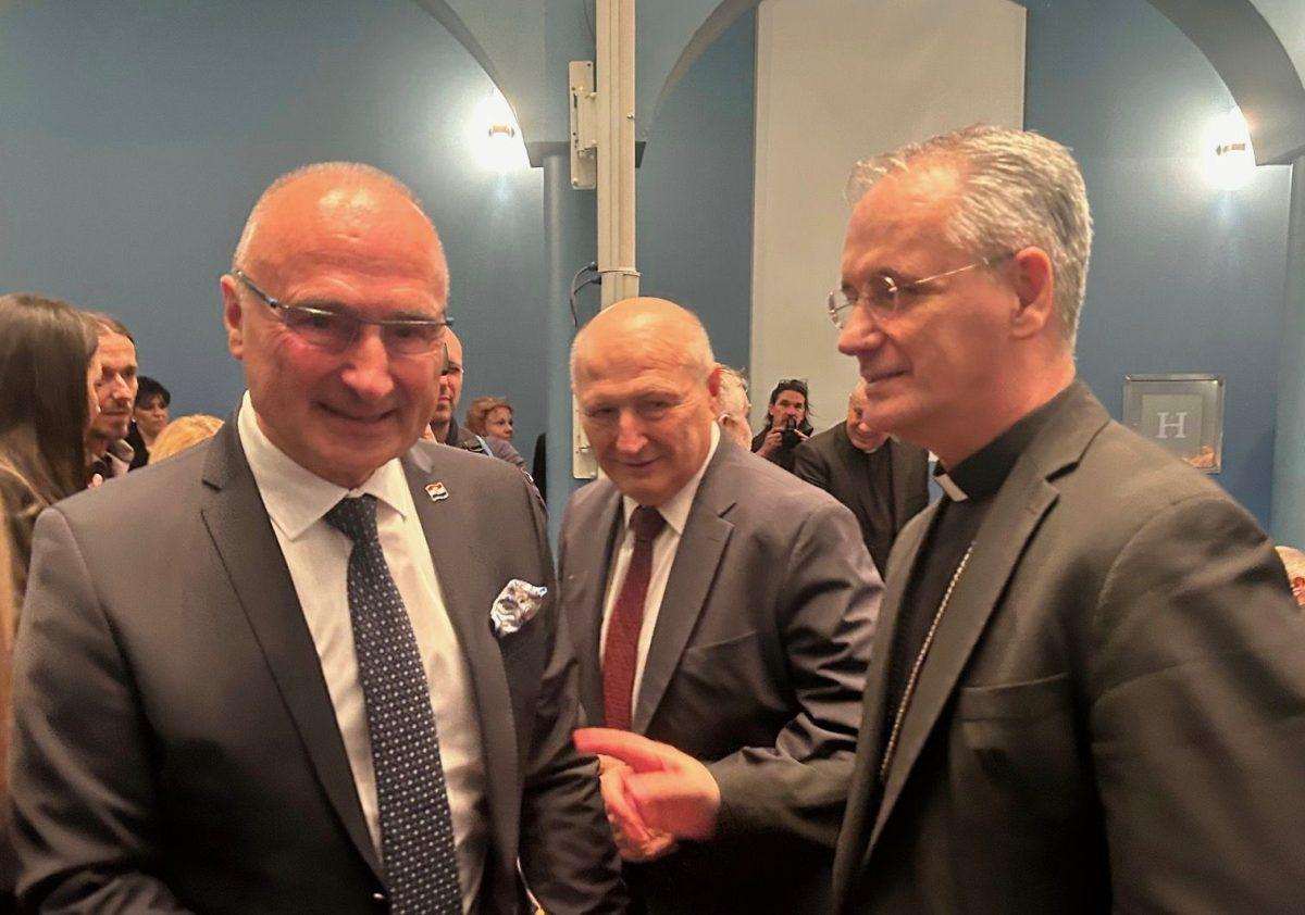 ZAGREB: Predstavljena knjiga „Tiha moć. Diplomacija Svete Stolice“ mons. Nikole Eterovića ZAGREB: Predstavljena knjiga „Tiha moć. Diplomacija Svete Stolice“ mons. Nikole Eterovića