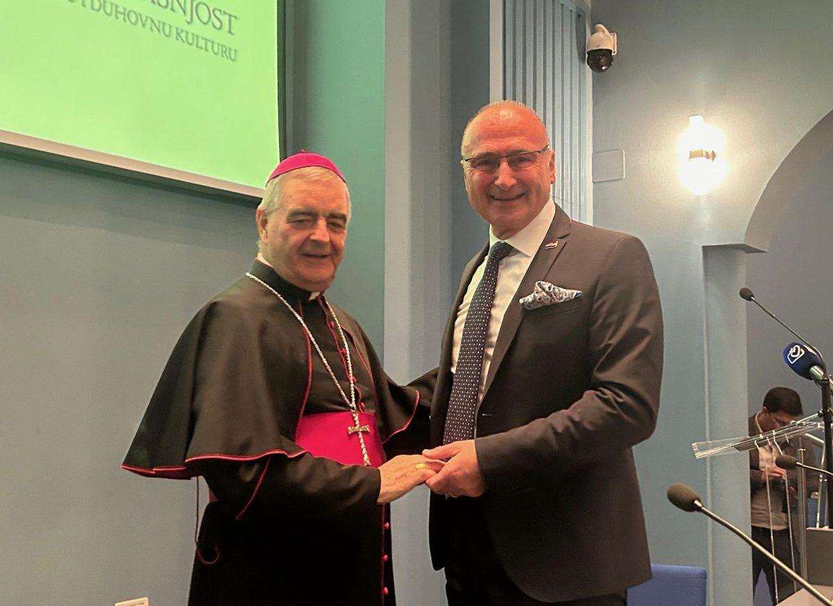 ZAGREB: Predstavljena knjiga „Tiha moć. Diplomacija Svete Stolice“ mons. Nikole Eterovića Mons. Nikola Eterović i ministar Gordan Grlić Radman / Foto: Fenix (MVEP)