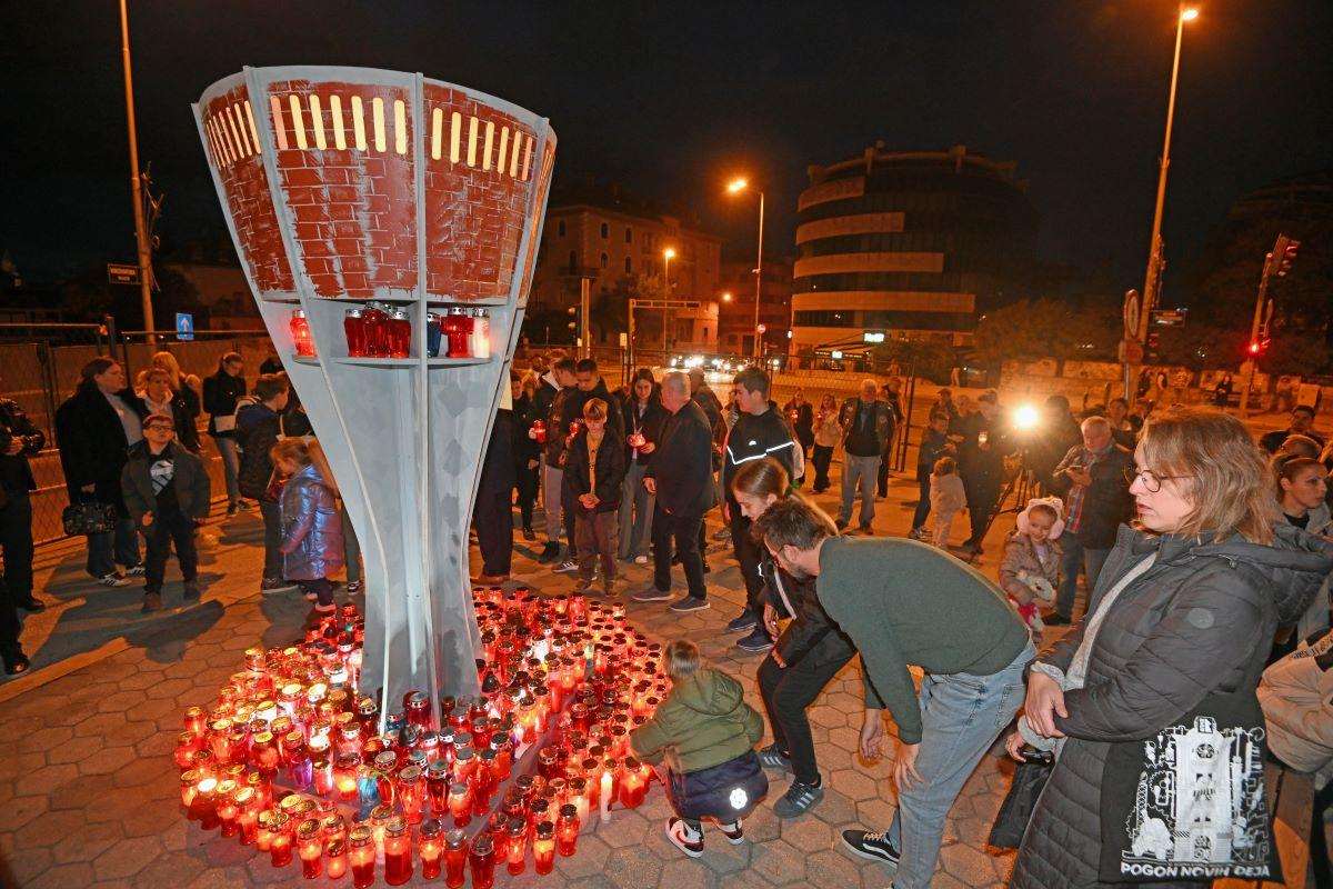 ZAGREB, SPLIT, OSIJEK, VARAŽDIN...: Cijela Hrvatska prisjeća se žrtava Vukovara i Škabrnje Paljenje svijeća u Vukovarskoj ulici povodom Dana sjećanja na žrtvu Vukovara / Foto: Hina