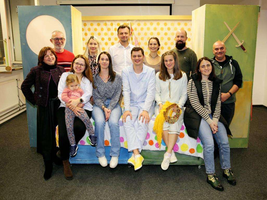 STUTTGART: Gradsko kazalište Žar ptica nastupilo s predstavom „Princeza na zrnu graška“ STUTTGART: Gradsko kazalište Žar ptica nastupilo s predstavom „Princeza na zrnu graška“