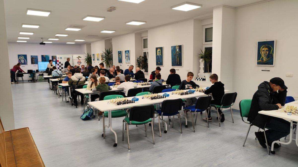 ŠAHOVSKI TURNIR SV. MARTINA: Mladi i stari zaigrali šah u humanitarne svrhe Šahovski turnir sv. Martina/ Foto: UVVID