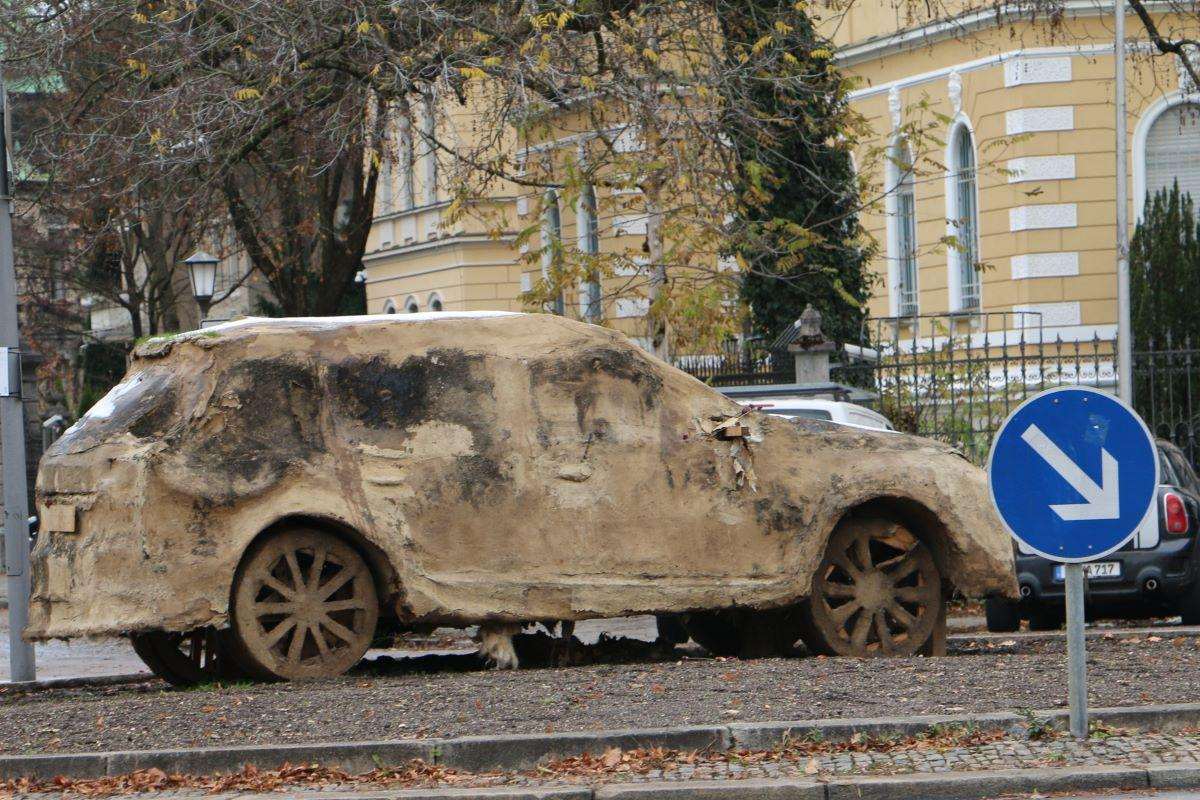 MNOGI STANOVNICI MÜNCHENA TO NE ZNAJU: Evo zbog čega su po gradu postavljena vozila koja izgledaju kao da su trula Instalacija vozila / Foto: Fenix (MD)