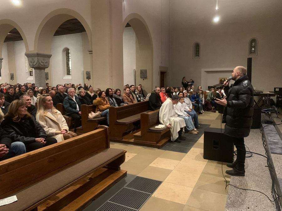 POSEBAN TRENUTAK ZA HRVATSKU KATOLIČKU ZAJEDNICU U NJEMAČKOJ: Duhovna obnova Alana Hržice u Gaggenauu Alan Hržica na duhovnoj obnovi u Gaggenau / Foto: Ivana Perić