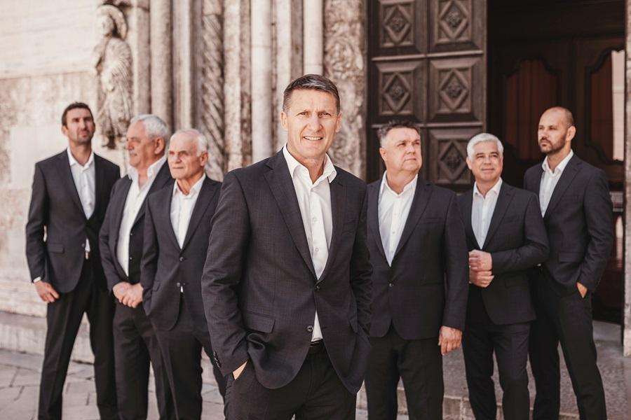DVOSTRUKI PROGRAM I USPJEH: Slavonci i Dalmatinci oduševili Bečane. Tražila se “karta više” Tomislav Bralić i klapa Intrade