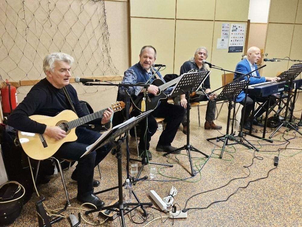 USUSRET BOŽIĆU: Dubrovački kavaljeri oduševili Hrvate i Austrijance Božićnim koncertom u Beču Dubrovački kavaljeri, nastup