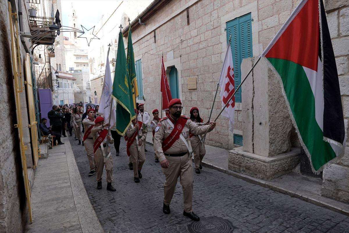 BETLEHEM BEZ UOBIČAJENIH BOŽIĆNIH SVEČANOSTI: Ovogodišnju proslavu bez hodočasnika zbog razornog rata u Gazi Božić u Betlehemu / Foto: Anadolu