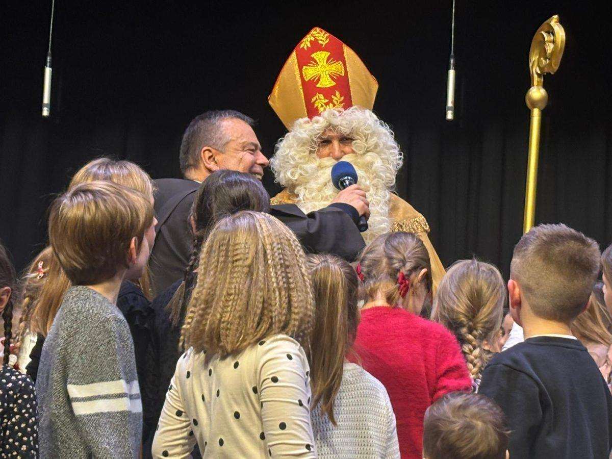 SUSRET I ZAJEDNIŠTVO HRVATSKIH VJERNIKA IZVAN DOMOVINE: Božićna proslava i Nikolinje najveće hrvatske katoličke župe u iseljeništvu Božićna proslava i Nikolinje / Foto: Zoran Čavar i Tomislav Suša