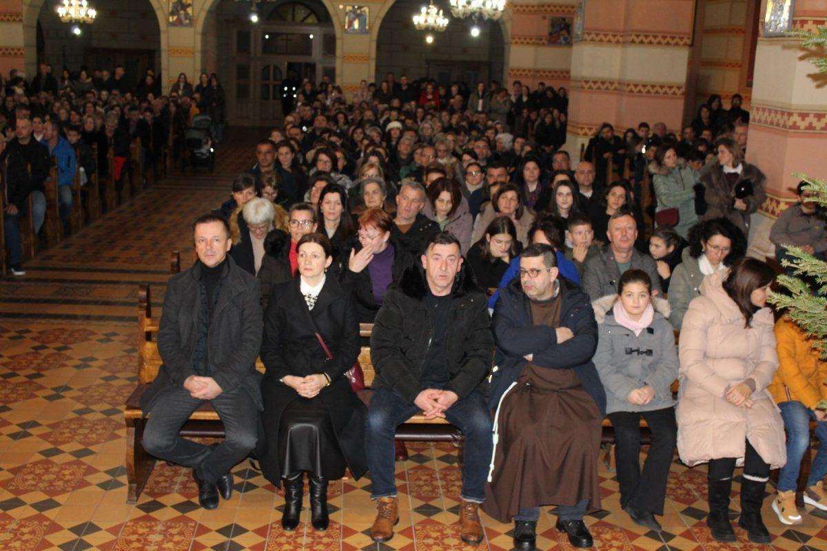 NAKON OFFENBACHA, BOŽIĆNI KONCERT ODRŽAO U LIVNU: Stijepo Gleđ Markos nastupio u prepunoj samostanskoj crkvi svetih Petra i Pavla na Gorici Božićni koncert na Gorici u Livnu / Foto: Fenix (Marin Mamić)