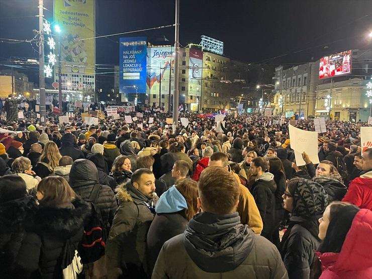 NA POZIV STUDENATA: Deseci tisuća na prosvjedu u Beogradu, među njima i poznati glumci beogradskih kazališta NA POZIV STUDENATA: Deseci tisuća na prosvjedu u Beogradu, među njima i poznati glumci beogradskih kazališta