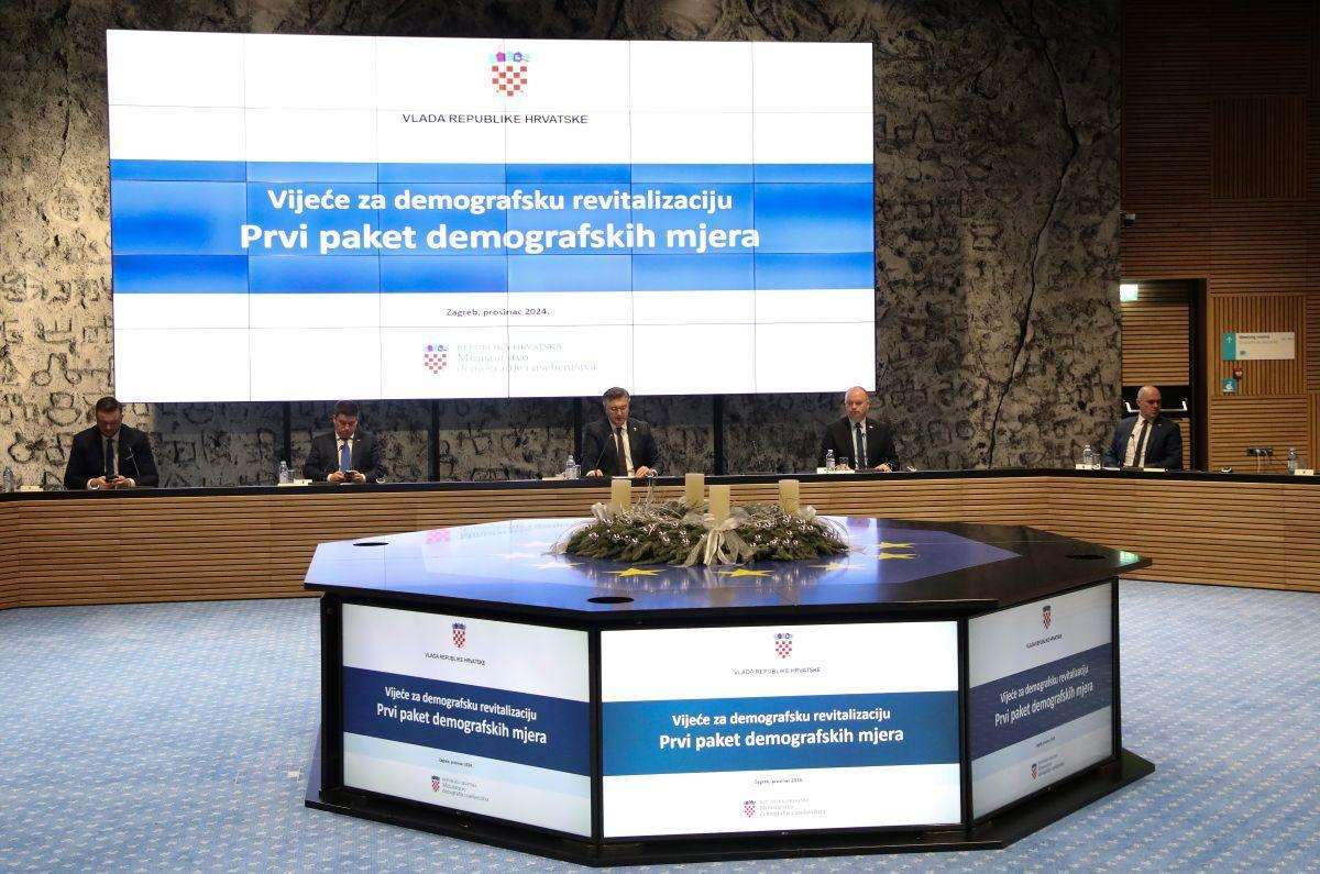 PAKET HRVATSKIH DEMOGRAFSKIH MJERA: Vlada predstavila 4 skupine demografskih mjera kojima se želi potaknuti rađanje više djece i povratak iseljenika Predsjednik Vlade RH Andrej Plenković predsjedo je Vijećem za demografsku revitalizaciju RH / Foto: Hina