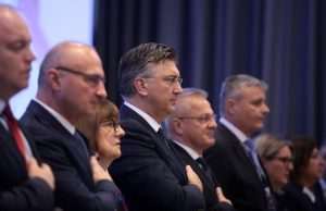 Premijer Andrej Plenković sa suradnicima na sjednici trećeg saziva Savjeta Vlade za Hrvatse izvan RH / Foto: Hina