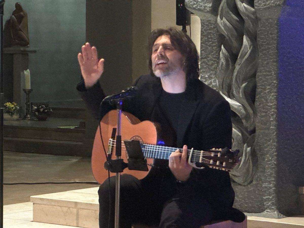 VRHUNSKI BOŽIĆNI KONCERT U HKM OFFENBACH: Stijepo Gleđ Markos oduševio nastupom u prepunoj crkvi sv. Josipa u Offenbachu na Majni Stijepo Gleđ Markos/ Foto:_HKM Offenbach