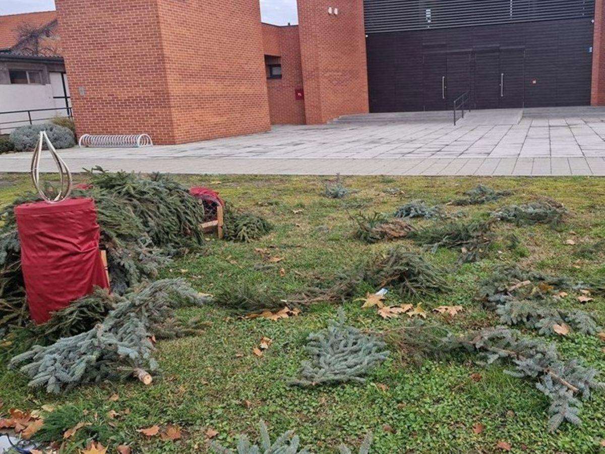"ČESTITKA" HRVATIMA ZA PRVI ADVENT: Na božićnom boru na Trgu bana Jelačića u Zagrebu obješene poruke mržnje, u Vukovaru uništen adventski vijenac Uništen adventski vijenac ispred crkve u Vukvaru / Foto: Facebook