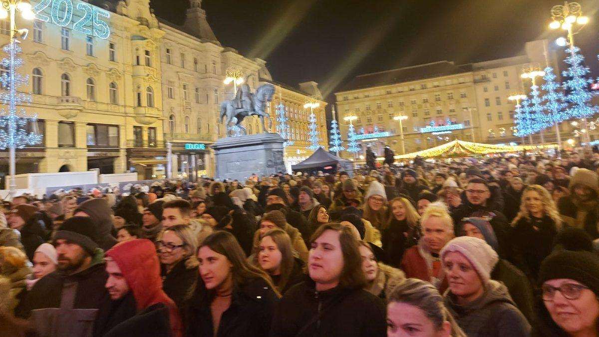 ZAKLADA ANA RUKAVINA: Tradicionalna humanitarna akcija i koncert 'Želim život' na Trgu bana Jelačića Publika na koncertu Želim život / Foto: Fenix (Sandra Graf)